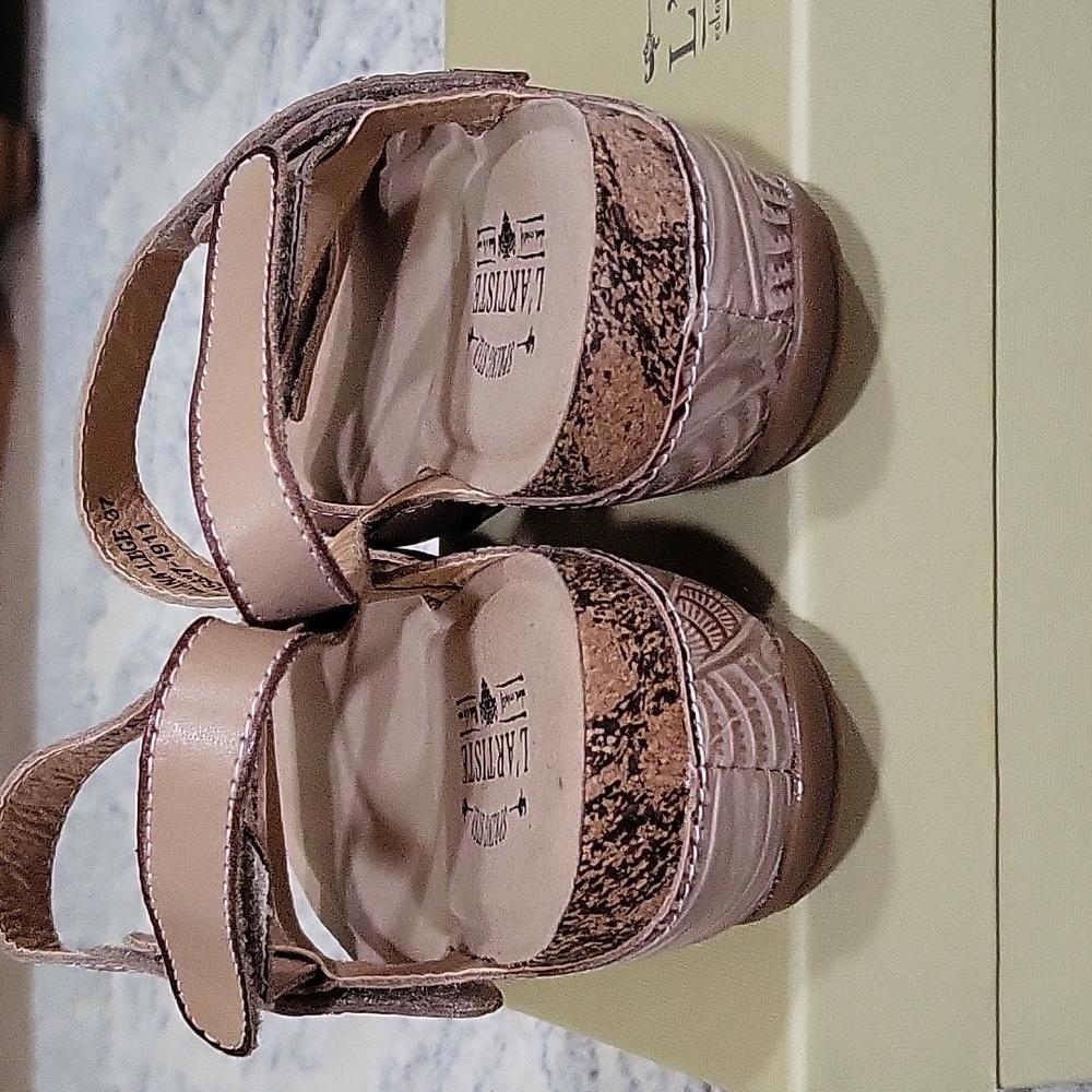 L'ARTISTE Sandals - Picture 2 of 10